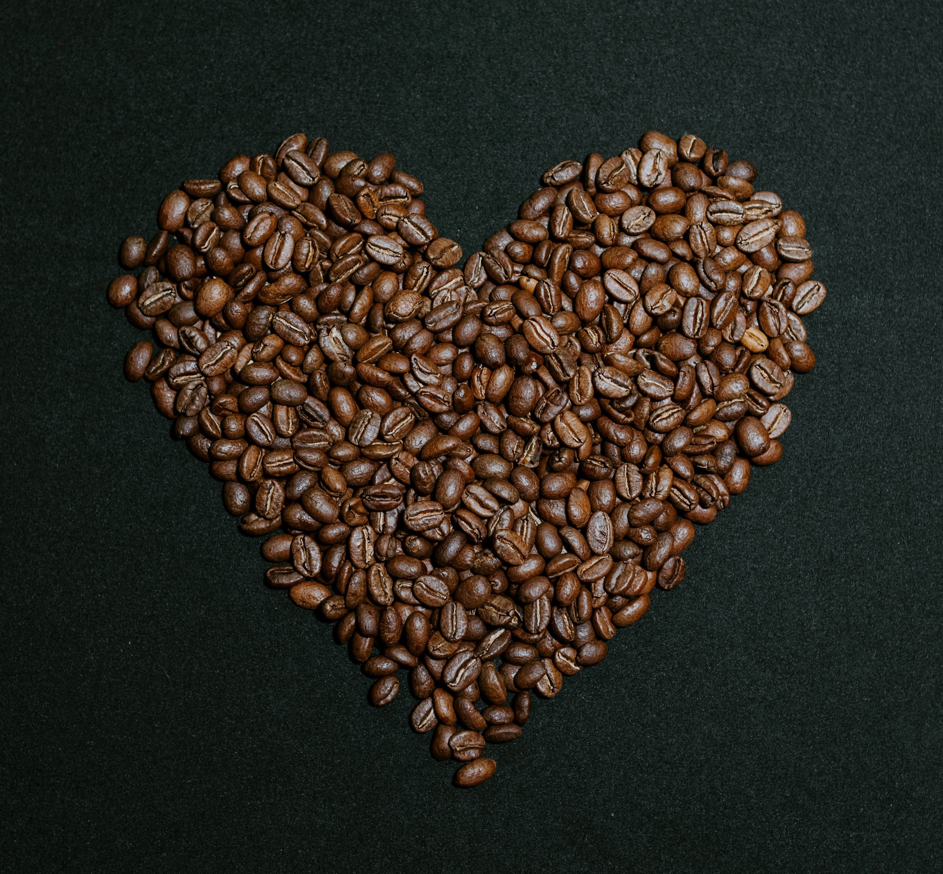 Kaffebønner i formen av et hjerte